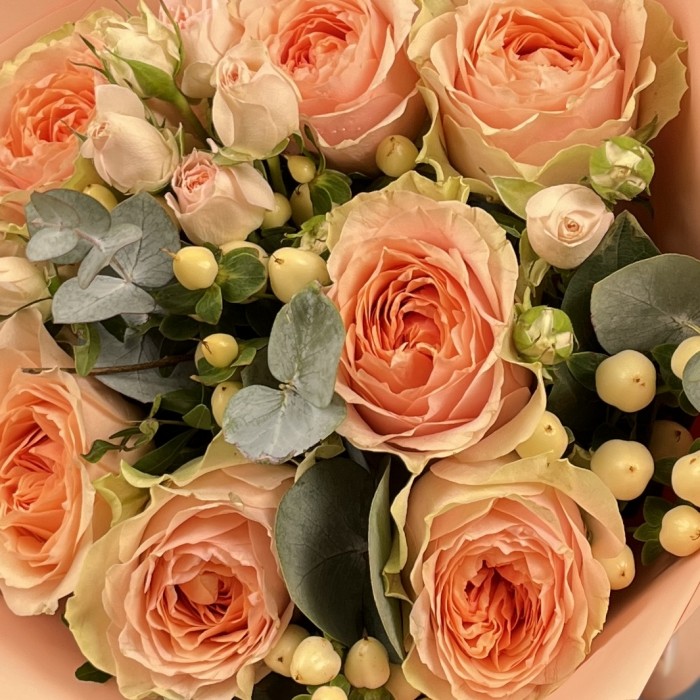 7 пионовидных роз Гравити с кустовой розой